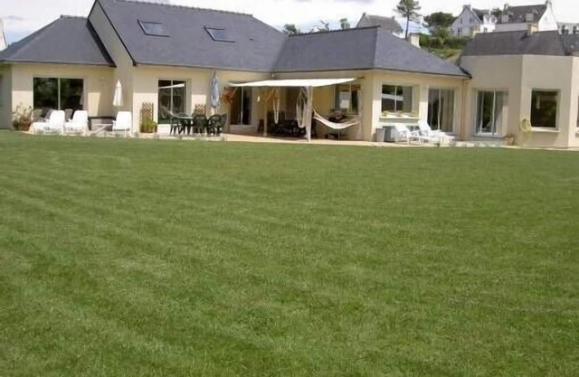 Brittany house 12 people interior swimming pool edge of sea