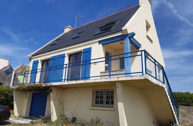 Brittany House with superb sea views, parking available. Pets welcome.