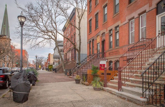 Brownstone duplex with hot tub and koi pond 20 mins drive from NYC
