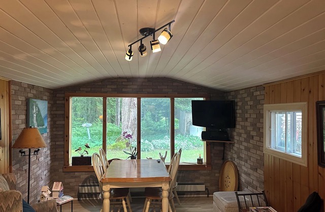 Bruce Peninsula Forest Cottage-nHuge property with hiking trails
