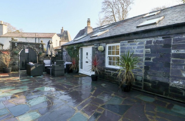 BRYN DERWEN COACH HOUSE, pet friendly, with hot tub in Bethesda