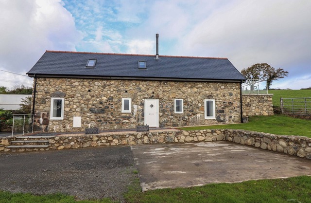 BRYN EGLWYS COTTAGE, pet friendly, character holiday cottage in Tywyn