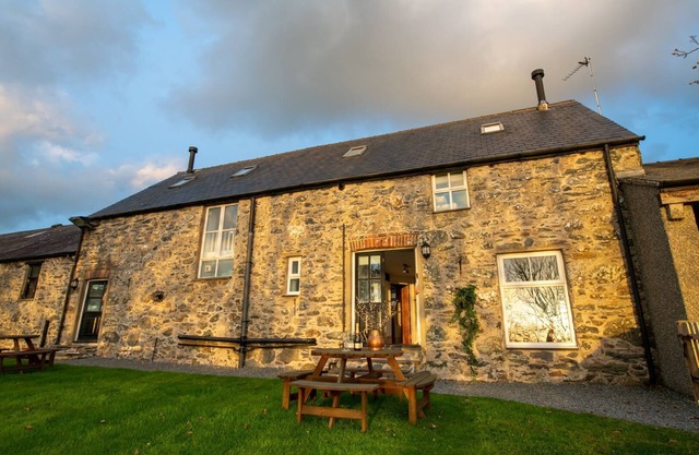 Bryn Lon Mawr: 5-Bed Barn Conversion in Caergeiliog | Managed by Anglesey Holiday Lettings