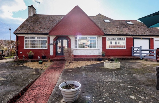 BRYN-Y-GLYN, character holiday cottage, with a garden in Penrhyn Bay