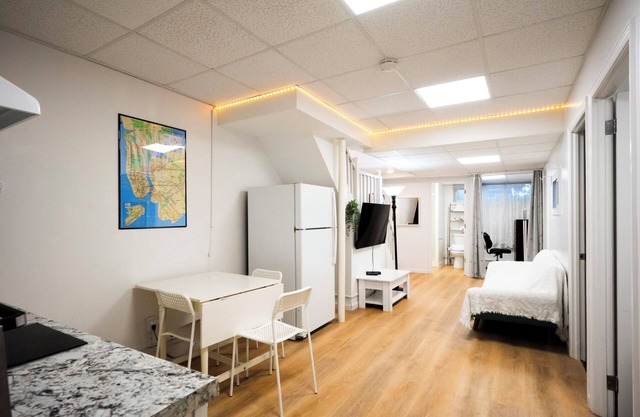Budget Comfort Home on Main St with Free Parkings