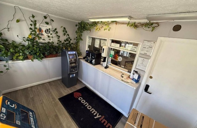 Budget-Friendly King Unit Near Speedway with Free Parking and Pets Allowed