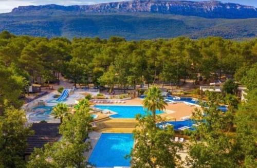 Bungalow confortable à Nans-les-Pins avec piscine partagée