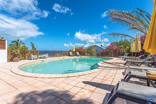 Bungalow confortable à Bouillante, 40 m² avec piscine partagée