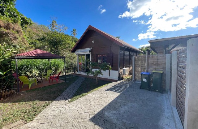 Bungalow Gaspardo , 2 chambres climatisées , à 2 mins à pied de la plage , wifi , jardin clos, parking ,sans vis-à-vis , Le Carbet
