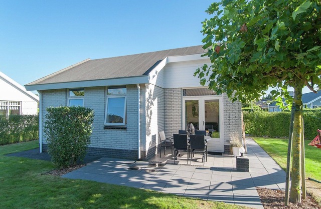 Bungalow in South Holland near the Beach