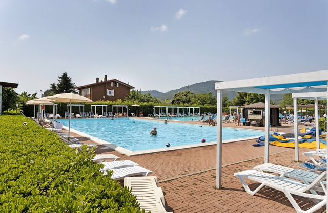 Bungalow 'Maple 8' with Shared Pool, Private Terrace and Wi-Fi