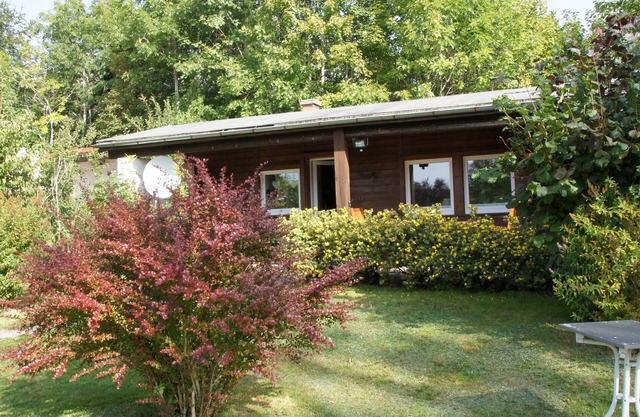Bungalow Renate with south-facing terrace and large meadow