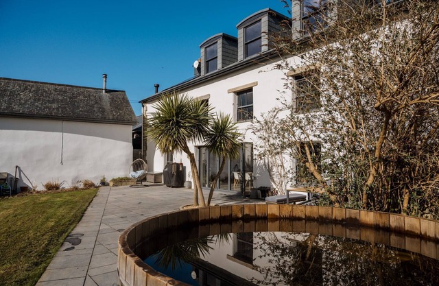 Bunny Cottage is an original farm cottage that has been updated to provide a spacious country retrea