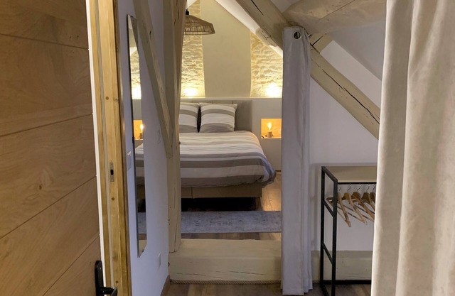 Burgundy house and dovecote in the heart of a magnificent wine village