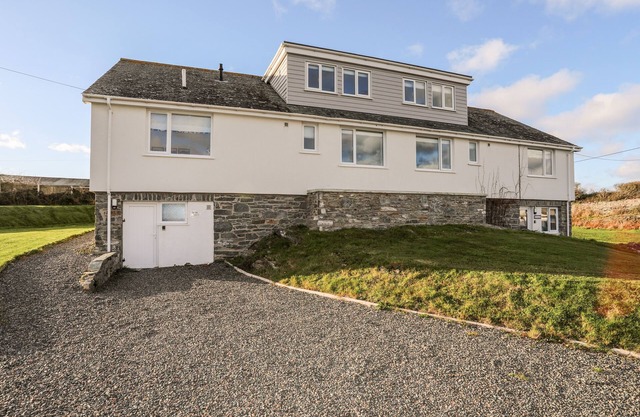 BURTON APARTMENT, pet friendly, with a garden in Trearddur Bay