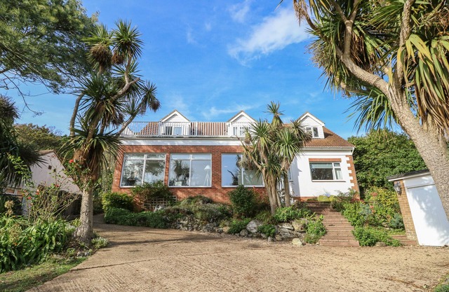 BURWYNS, pet friendly, character holiday cottage in Ventnor