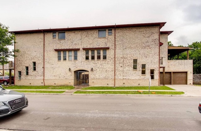 Business Friendly 14 Bed Duplex Mins to Downtown/Convention Center Walk to Bars!