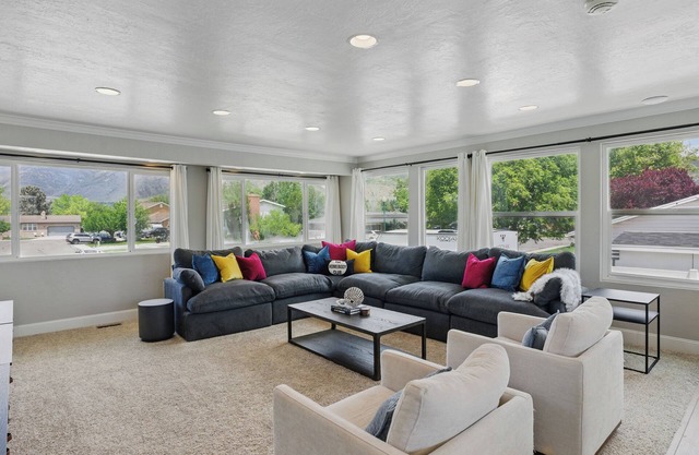 Buy 4 get 5th free-The Homebody Club- Sleeps 16, Xbox, Poker, 6 Bed