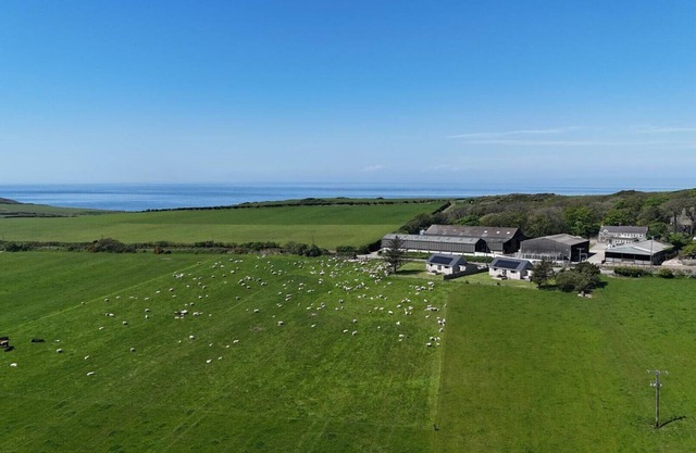 Bwthyn Porthoer - Three Bedroom House, Sleeps 8