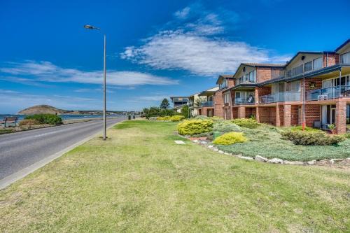By The Sea Beachfront Apartment Wifi