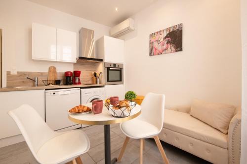 cœur historique de cannes entre palais et mer