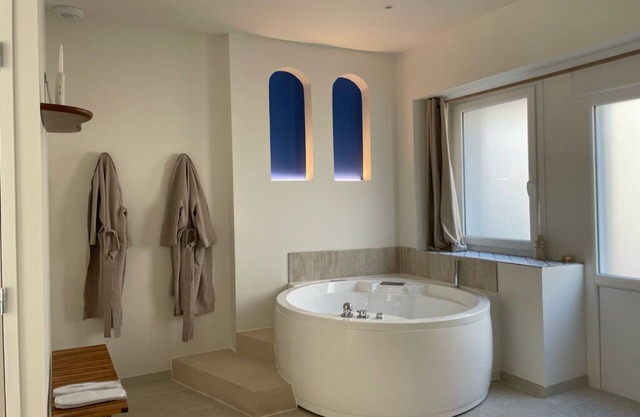 Cosy Mediterranean-style spa and cinema 25 minutes from Mont-Saint-Michel