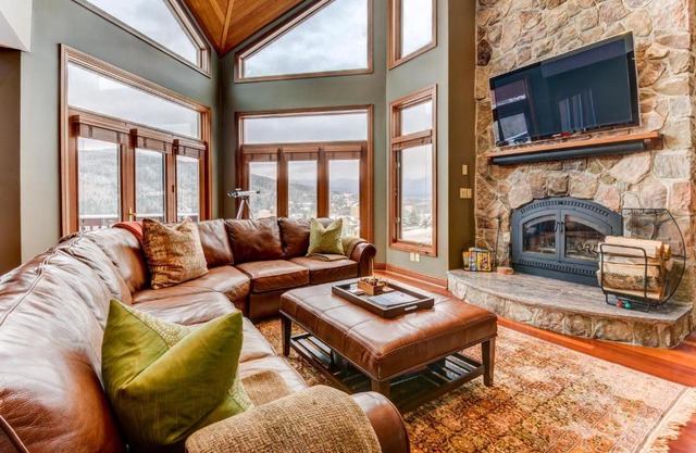 C2 Luxurious townhome stunning views AC stone fireplace beautiful kitchen STEPS TO SKI TRAIL