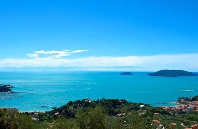 'Cà Mary serenity just steps from the sea, comfortable house with garden !