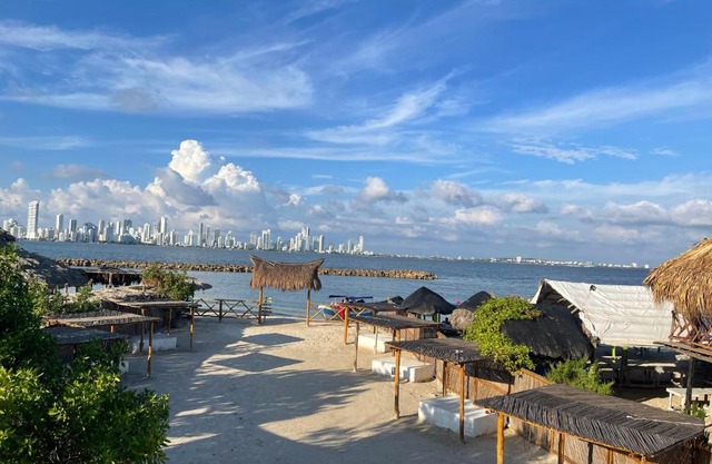 CABAÑA EN ISLA FRENTE A CARTAGENA