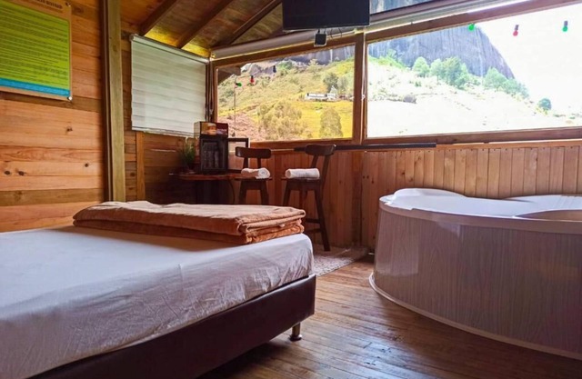 Cabañas en Guatape con Vista Hacia La Piedra del Peñol