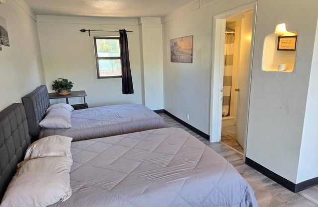 Cabin 12 | 2 Beds + Futon Near Garden of Gods