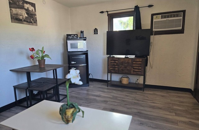 Cabin 18 | 2 Beds + Kitchenette Near Parks