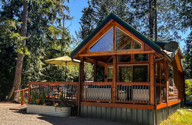 Cabin Among Cedars – Cozy Comfort, Seasonal Beauty & Nearby Beach