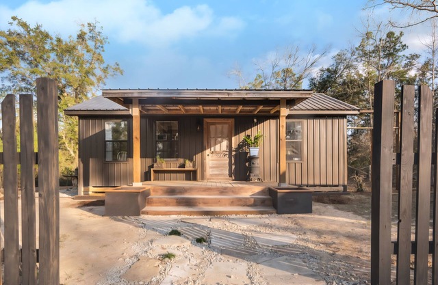 Cabin close to FL Caverns! Pool, WI-FI, & Firepit