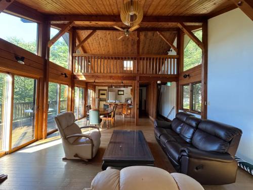 Cabin D 3min walk Lake Saiko remote work BBQ, 5min drive Kawaguchi Lake Mt Fuji view