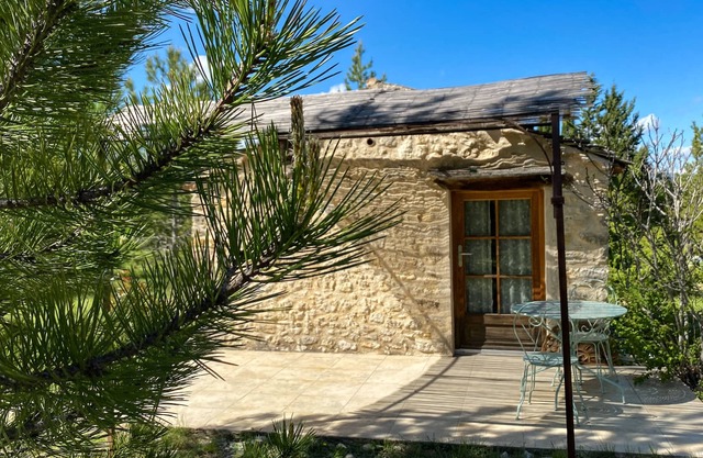 Cabin-Ensuite with Bath-Cabane en pierre