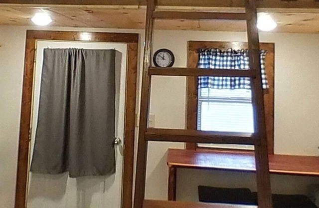 Cabin in beautiful Shady Oaks camp Ground. In the heart of the Ozarks