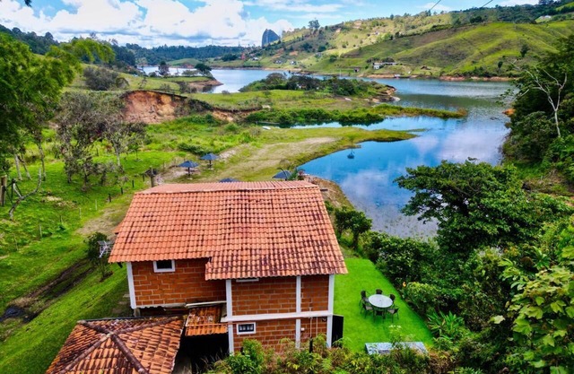 Cabin in Guatape with Jacuzzi and dam.