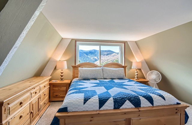 Cabin in the Woods with Hot Tub, Incredible Views, Fireplace, Foosball, Fire Pit