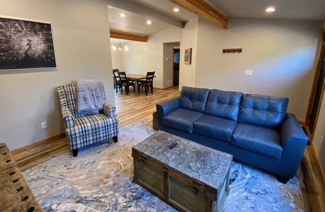 Cabin in the Black Hills w/hot tub and mountain views!