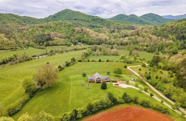 Cabin mountain home w/gorgeous 360 view by river!