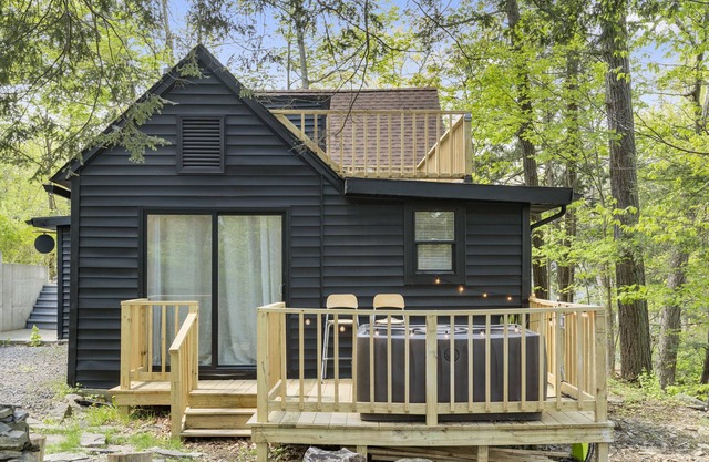 Cabin Noir where Modern meets Rustic. Hot Tub with a View!