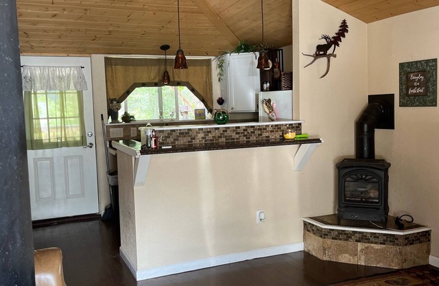 Cabin on the river with private balcony 5 min to Estes park with hot tub nice!