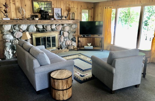 Cabin-style home near Suttons Bay. West Bay beachfront. Fireplace. Central AC
