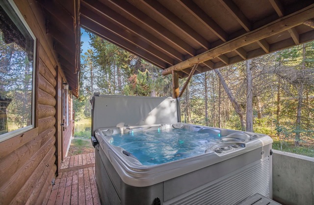 Cabin w/7-Bedroom, Hot Tub, Arcade Games, Riverfront Bliss