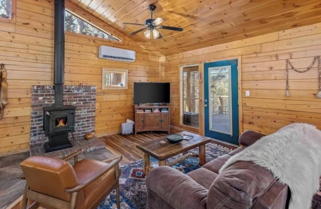 Cabin w/Hot Tub WIFI 50" TV Wood Stove & Jacuzzi