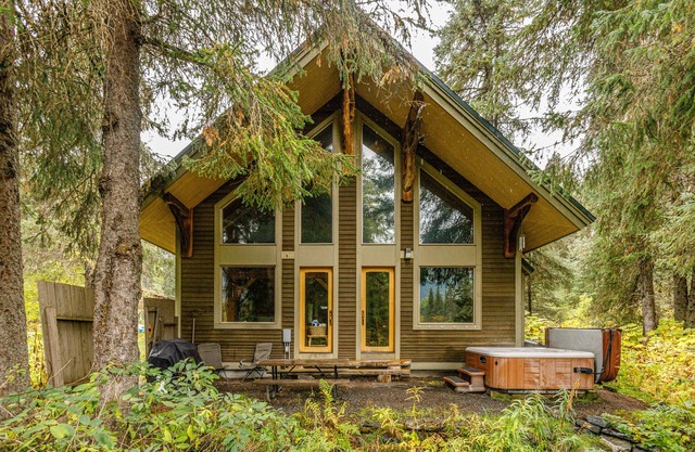 Cabin w/private hot tub, gourmet kitchen, handcrafted wood details, near skiing