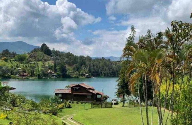Cabin with exit to the lake and view of the stone - Guatapé - Colombia
