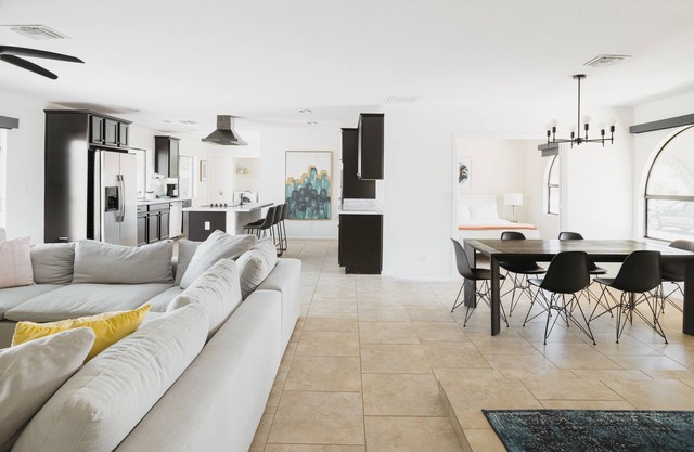 Cactus Breeze in Scottsdale Quarter w/ 4 Beds & Pool