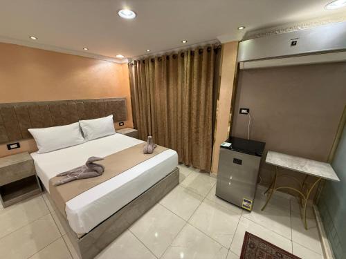 Cairo-Plaza, Manchester Hotel